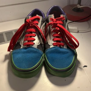 Vans kaptain america marvel skor - Jag köpte dom 2016 och jag bara använt dem några gånger. De är lite slitna på första bilden och lite creasade här och var. Det finns ingen låda eller kvitto 