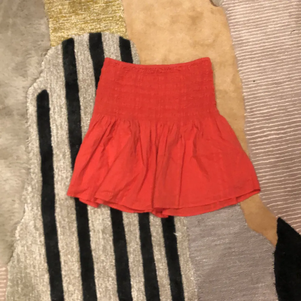 Säljer en röd kjol från Cubus. Den är i stl M och legat och skräpat i garderoben. Ny pris är ungefär 300kr. Den tvättas innan den skickas. Skulle vara perfekt till sommaren. Kan postas till köpare 💕. Kjolar.
