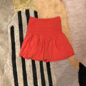 Säljer en röd kjol från Cubus. Den är i stl M och legat och skräpat i garderoben. Ny pris är ungefär 300kr. Den tvättas innan den skickas. Skulle vara perfekt till sommaren. Kan postas till köpare 💕