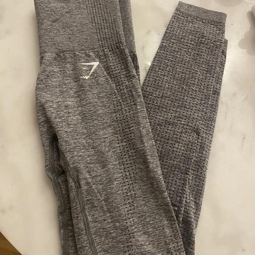 Fina gymshark tights vital seamless i jättefint skick! Lite ljusgråare i verkligheten . Jeans & Byxor.