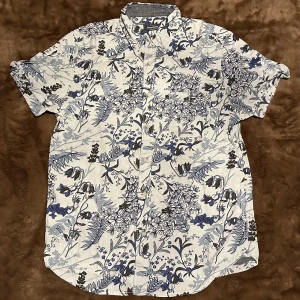 Mönstrad linnen Skjorta - En vit linnen skjorta med blåa blommor i storlek Small regular fit från Dressmann💯