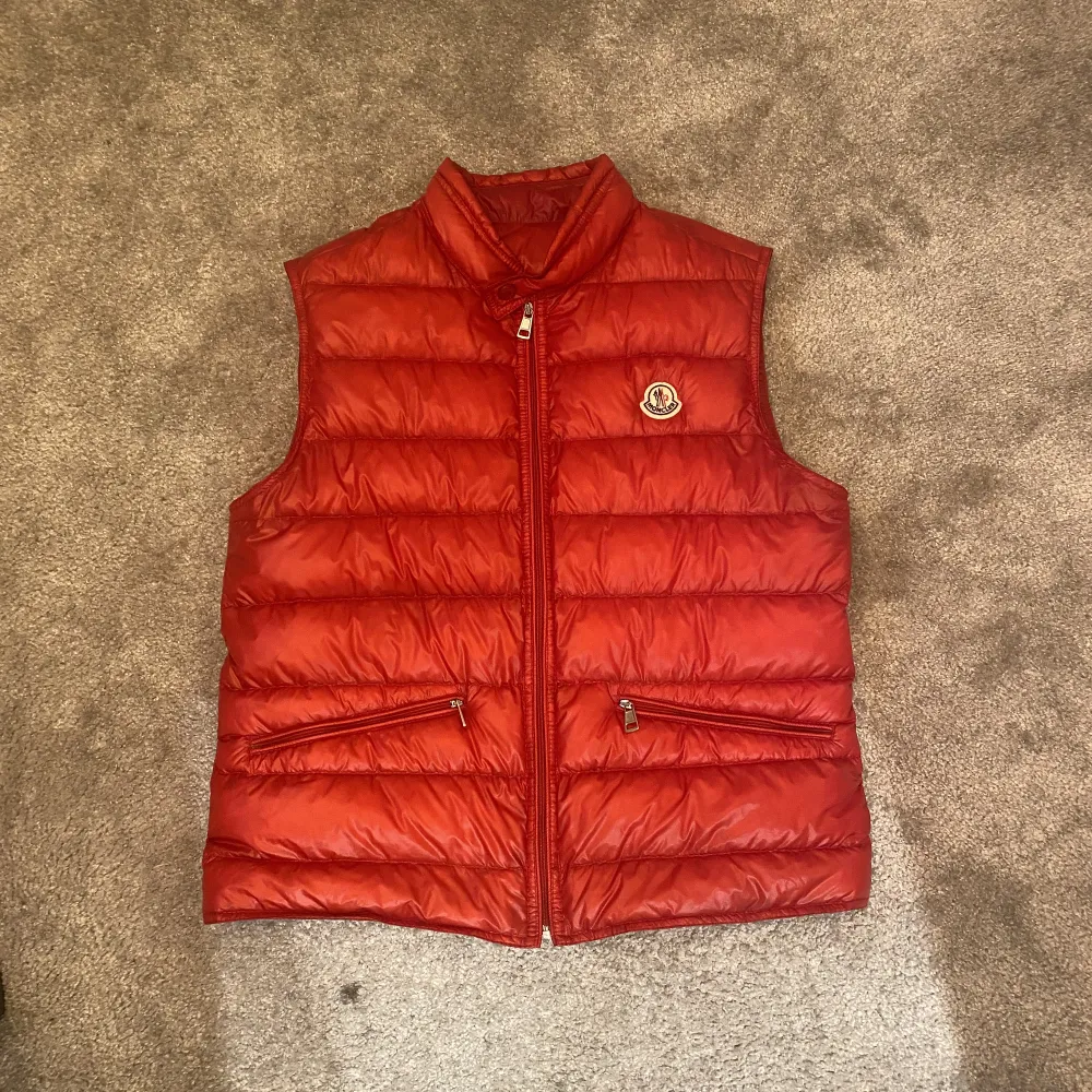 Gör mig av med min moncler gui väst. Den är i fint använt skick och inga hål eller liknande (8-9/10). Storlek 3 så passar ish S/M. Vill ha 3200kr men bud från 2800kr godtar jag!. Jackor.