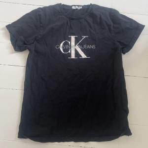 Säljer min CK t-shirt då den inte kommer till användning längre. Den är i väldigt fint skick, den är lite skrynklig nu som syns på bilden då den legat i en påse. Storleken är 16 år men skulle säga att den passar mellan S-M. Pris går att diskutera 