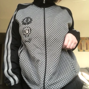 Track jacket hoodie  -  Passar: S-L Jag är S/M stl 38 🌟 
