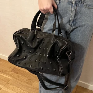 Skinnväska i stockholmsstil - Supersnygg svart väska i imitationsskinn! Märket är Morgan och är köpt i Paris. Utsidan är svart imitationsskinn och insidan är rosa satin. Aldrig använd och har inga defekter. Skriv för fler bilder💕