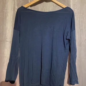 Tröja med rak hals - En mörkblå långärmad tröja från Filippa K. Inte använd många gånger. Nypris 600kr