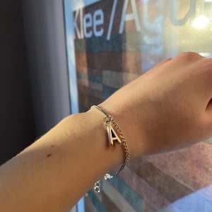 Letter bracelet🤍 - Ett jättefint personligt silvrigt armband  i silver, handgjort! Du väljer själv bokstaven, så det är den perfekta presenten <3 frakten kostar 16kr.