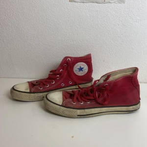 röda converse - ganska slitna, hål i sidan på den högra skon🤍 går såklart att tvätta. köp nu är på!
