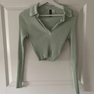 Grön långärmad topp - Jättebra skick. Har använt max 3 gånger. Köpare står för frakt💗