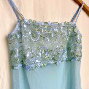 Gulligt stretchigt linne - Ljusblått linne i stretchigt material med fin spets. Genomskinligt. Passar xs-m pga väldigt stretchingt. Sitter fint på.