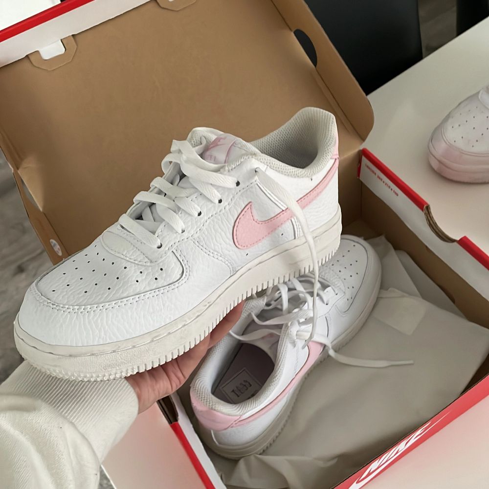 Vit Nike skor med vit o rosa | Plick Second Hand