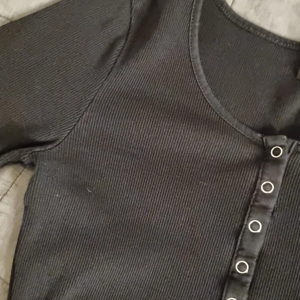 En svart tröja från gina Tricot. Den är super fin och otroligt skön. Den är strl s men passar även xs! Inga defekter eller skador! Skriv om ni undrar något💓💓. Tröjor & Koftor.