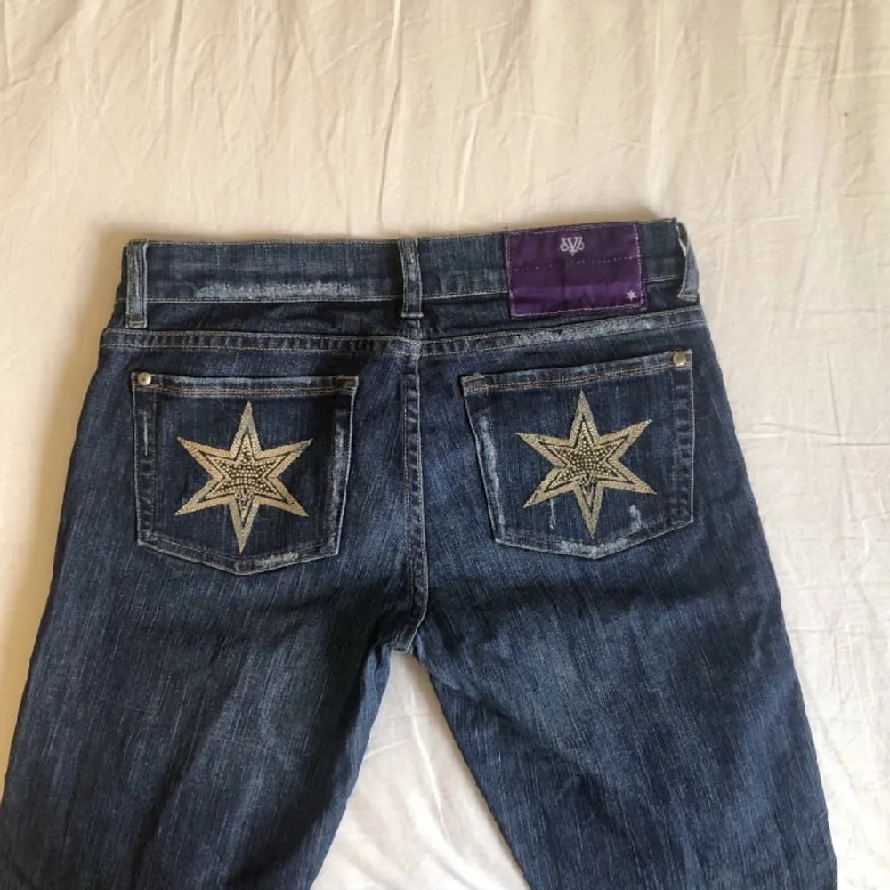 Har tänkt på att sälja mina jätte fina Victoria Beckham jeans. Dom är Lågmidjade och straight leg med coola fickor ⭐️ Skriv till mig om ni har frågor om mått och sånt! Bilderna är lånade ☺️. Jeans & Byxor.