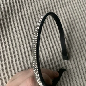 Diadem med strass - Så fint diadem men som inte kommer till användning. Vet tyvärr inte vart det kommer ifrån! Köparen står för frakten, 60kr❤️‍🔥