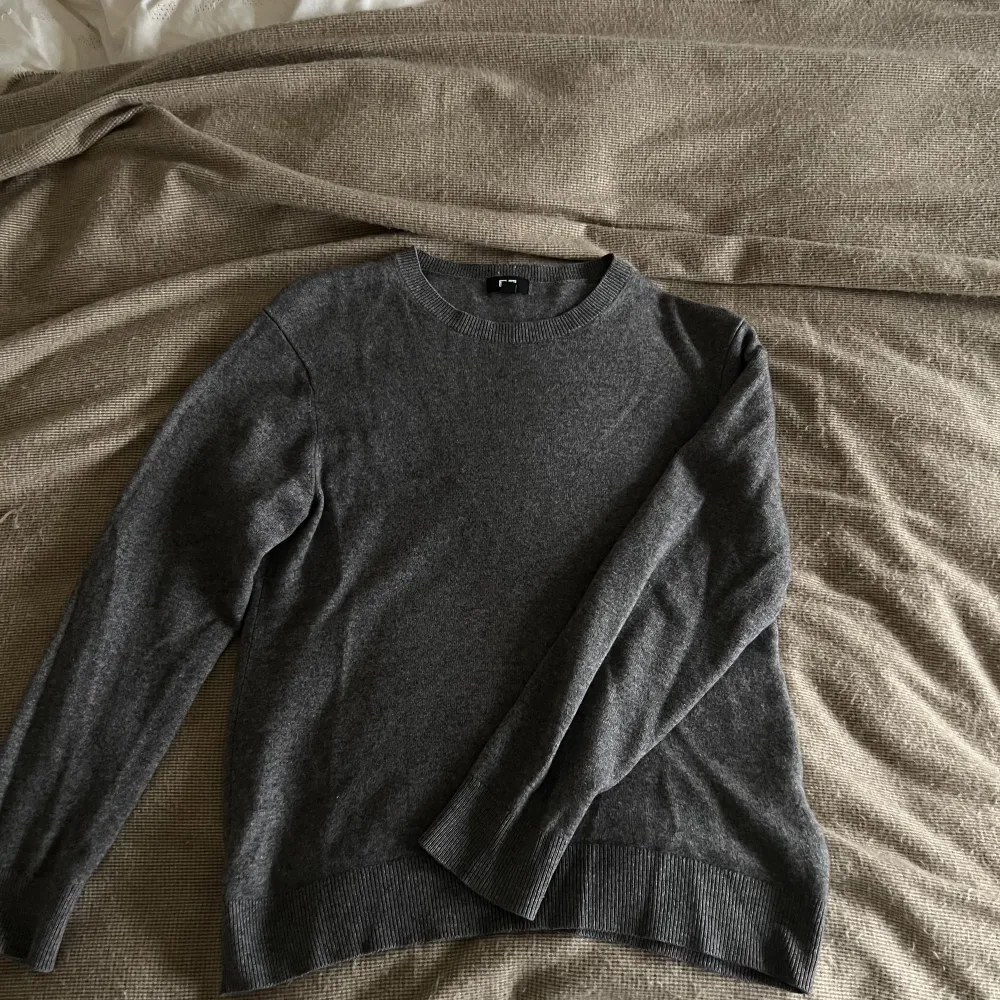 Säljer denna grå, jättesköna Kashmir tröjan från uniqlo, köpte den för cirka 1 år sedan och nopprar inte alls mycket, säljer den för jag inte använder så mycket💗 Kan tänka mig att sänka priset för snabbt köp. Frakten betalar kunden💋💗. Stickat.