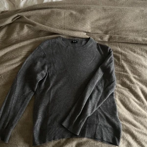 Grå Kashmir tröja - Säljer denna grå, jättesköna Kashmir tröjan från uniqlo, köpte den för cirka 1 år sedan och nopprar inte alls mycket, säljer den för jag inte använder så mycket💗 Kan tänka mig att sänka priset för snabbt köp. Frakten betalar kunden💋💗