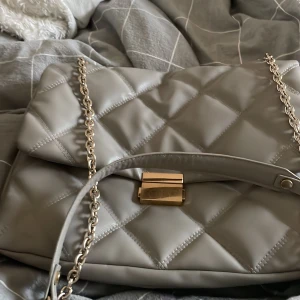 Väska - Säljer denna fina väskan från H&M