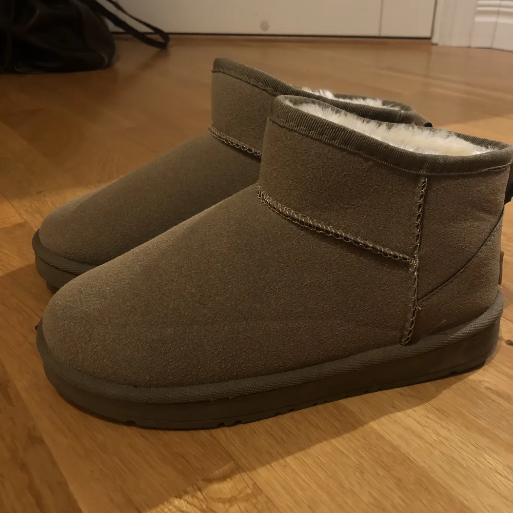 Säljer helt oanvända uggsliknande skor (ej uggs). Nypris: 500kr och säljes pga för små :(. Skriv för fler bilder! Frakt ingår ej. 💓💓💓. Skor.