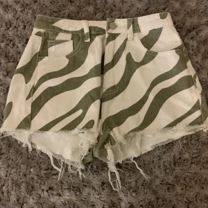 Jeansshorts - Supercoola jeansshorts med grönt zebramönster! Meddela gärna om du har några frågor💕🙌