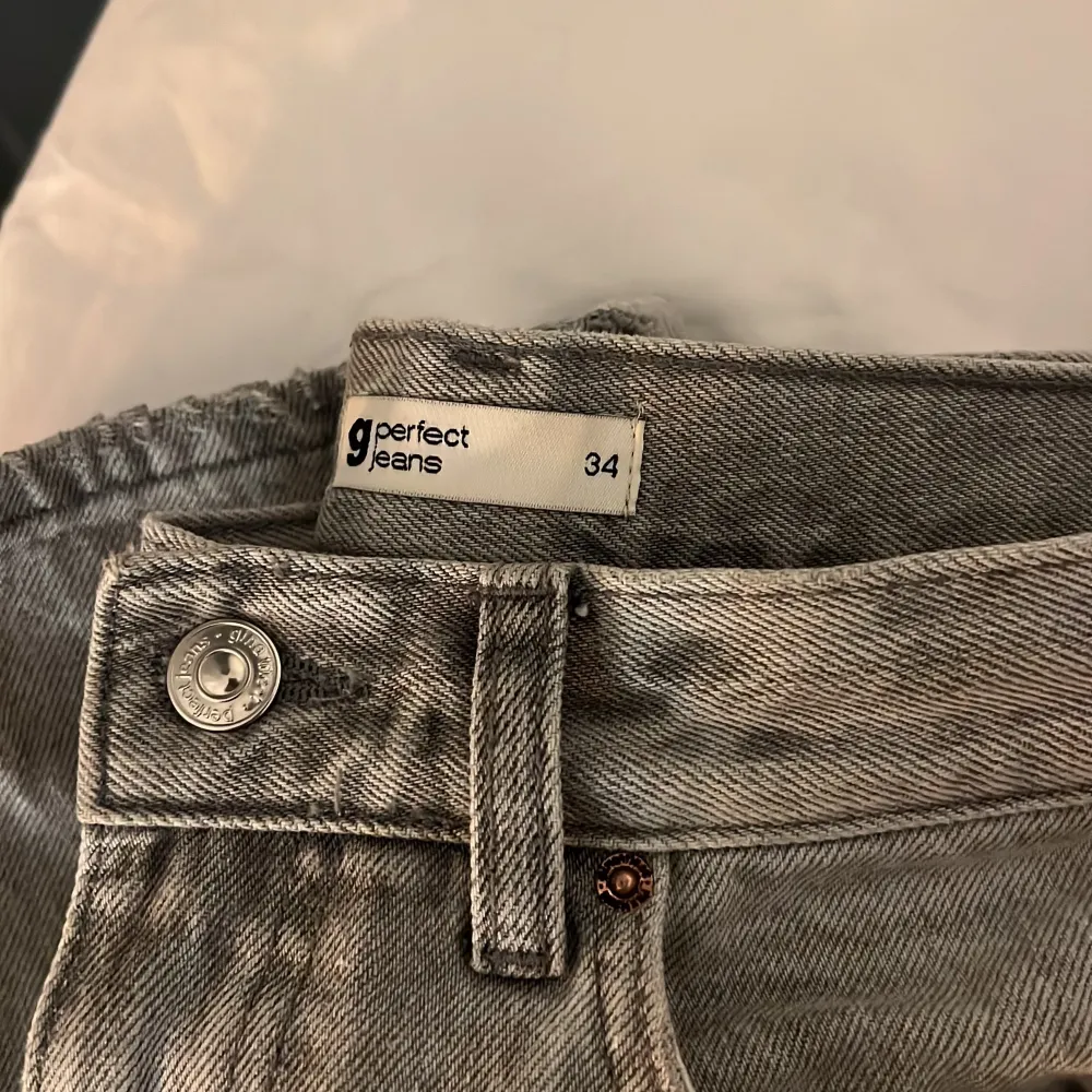 Supersnygga gråa jeans som är lågmidjade! Säljer då de tyvärr blivit förmå på mig. Nypris 500 kr. Jeans & Byxor.