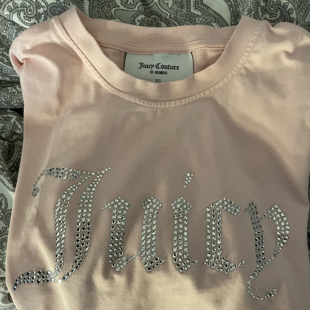 Säljer denna jätte fina rosa t-shirt från  Juicy couture. Tröjan är knappt använd och i jätte fint skick! Frakten ingår❤️. T-shirts.