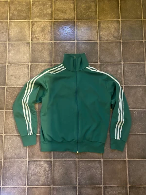 Vintage Adidas track top - Liten fläck på ärmen! Passar S/M.