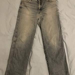 Loose fir jeans säljes! De har en väldigt snyggt sliten stil, som enligt mig får dem att se snyggare ut. Storlek W34 L32: Köparen står för frakt.