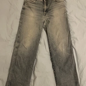 Baggy jeans - Loose fir jeans säljes! De har en väldigt snyggt sliten stil, som enligt mig får dem att se snyggare ut. Storlek W34 L32: Köparen står för frakt.