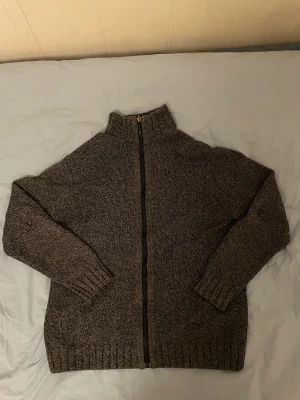 Cardigan - Cardigan säljes! Den är lite sliten i armbågarna med annars i väldigt bra skick! Storlek X-large, men liten i storleken. Köparen står för frakt.