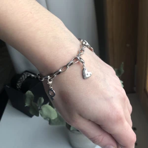 Berlockarmband - Berlockarmband i äkta silver med 3st berlocker. Justerbart! Silverkjedjans Nypris ligger runt 500kr om jag minns rätt.  Jag rengör armbandet med silvertvätt innan jag skickar med det!☺️
