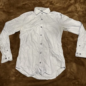 Premium Slim fit Skjorta - En ljusblå Premium skjorta från Dressmann i Slim fit storlek Small💯