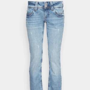 Säljer dessa oanvända as fina jeans i storlek 26/32 säljer då dom var för stora❤️ kom privat för egna bilder
