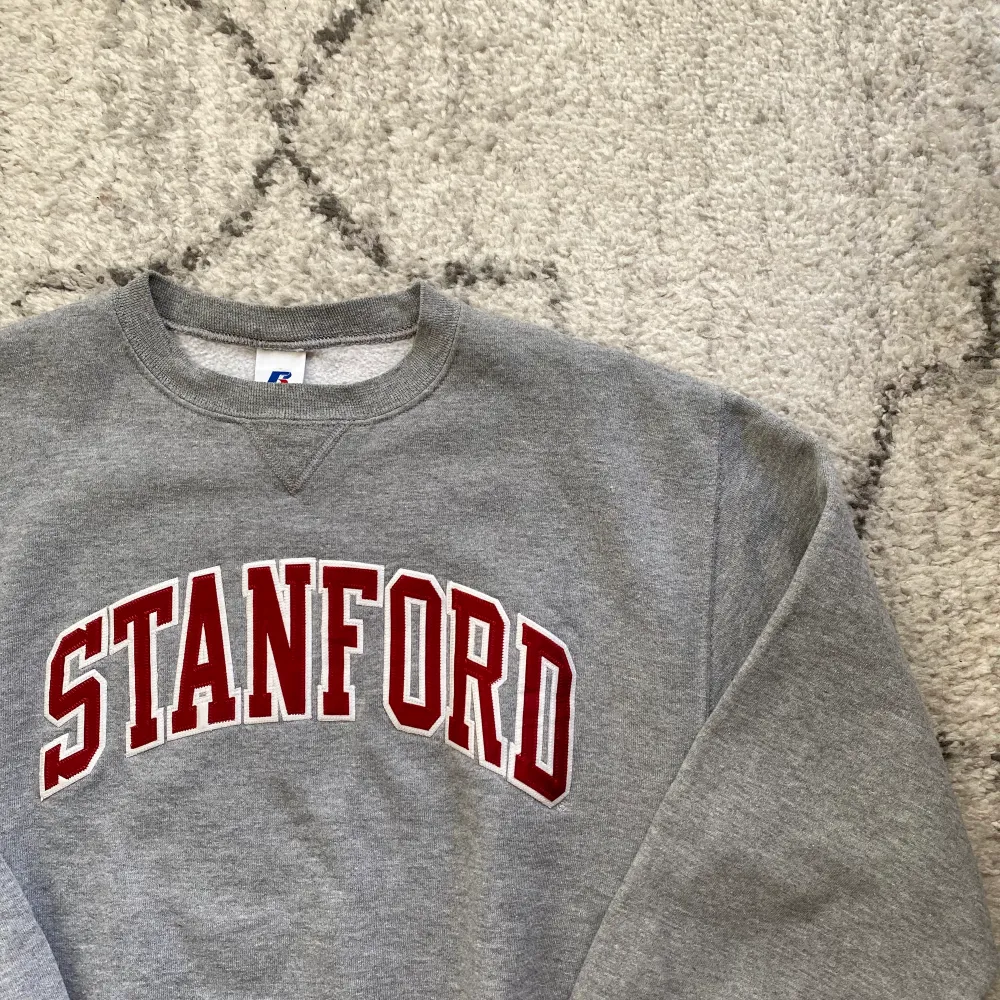 Vintage College Sweatshirt i storlek Small från Russel Athletic. Tröjan är från Stanford och har boxy passform. I bra skick. Skriv ifall du är intresserad eller har några fler frågor 🤩. Tröjor & Koftor.