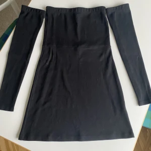 Djerf Avenue Tube dress+sleeves - Svart mini tubklänning från djerf avenue med tillhörande ärmar, säljs endast ihop. Storlek S. Endast använd fåtal gånger🫶☺️kom gärna med prisförslag.