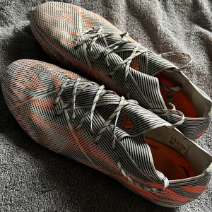 Fotbollsskor  - Mycket bra skick! Knappt använda! Som nya!