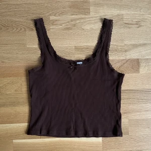 Linne - Kort linne med spets och liten rosett som design, i bra skick.