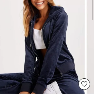 Juicy Couture velour set byxa+hoodie - Säljer mitt velour set från juicy couture i färgen Night Sky. Fint skick, skickar gärna bilder om önskat. Köparen står för frakt, säljs endast i paket. 