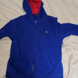 Ralph lauren zip hoodie  - Rensar min garderob. Säljer denna fina ralph lauren zip hoodien då den är för liten för mig. Bra skick. 