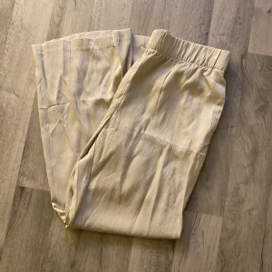 Byxor  - Säljer dessa snygga beige kostymbyxor från H&M! Helt nya! Strl L!
