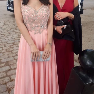 Balklänning - Säljer min fina balklänning. Klänningen är sydd efter mig (jag är 166cm lång och en F-kupa upptill). Klänningen har en slits (se sista bilden) och stenar upptill. Säljer den för 800 kr+ frakt💗