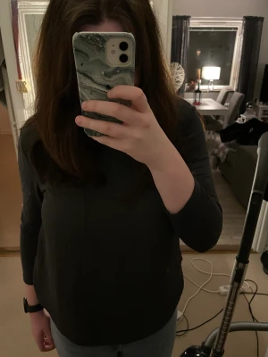 Grå/Blå blus - har en ficka på bröstet är kort i armarna  sitter inte så tajt