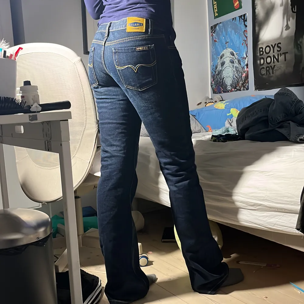 Ett par så så så snygga lågmidjade jeans från det gamla svenska jeans märket ” gul och blå ” som inte finns längre, dom är från 2000s och modellen på bilden är 173 cm och passar perfekt på henne!! Innebens längden är 85 cm Fraktar och möts men helst frakt. Jeans & Byxor.