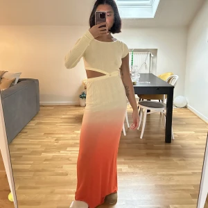 Klänning från Nakd- Elin Warnqvist - Superfina klänningen från Nakd från Elin Warnqvists kollektion. Originalpris 699kr. Kan dela upp den i två delar, enbart en topp eller bara kjol. 