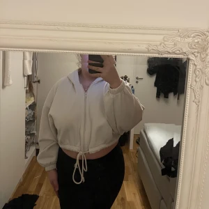 Crop kofta - Säljer nu min munkjacka/kofta som jag aldrig använt och det finns även en stor luva på den, nypris 200kr