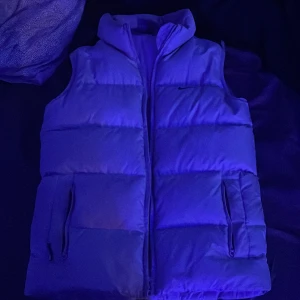 Nike väst  - Fin väst men vill sälja den för jag intw använder den