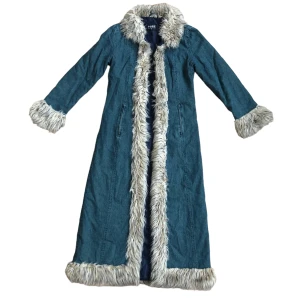 Lång jeansjacka - Lång jeansjacka med fakepäls i krage och muffar i äkta 90tals vibe!! Från märket Pure Original, storlek 38