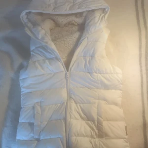 Hollister väst  - En vit väst från hollist men ludd på insidan och i luvan, använd fåtal gånger. 