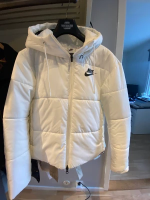 Nike Jacka  - Hej! Säljer min nya Nike jacka köpte den för någon dag sedan för 1500 och säljer nu för 1000 kan gå ner i pris vid snabb äffär! 