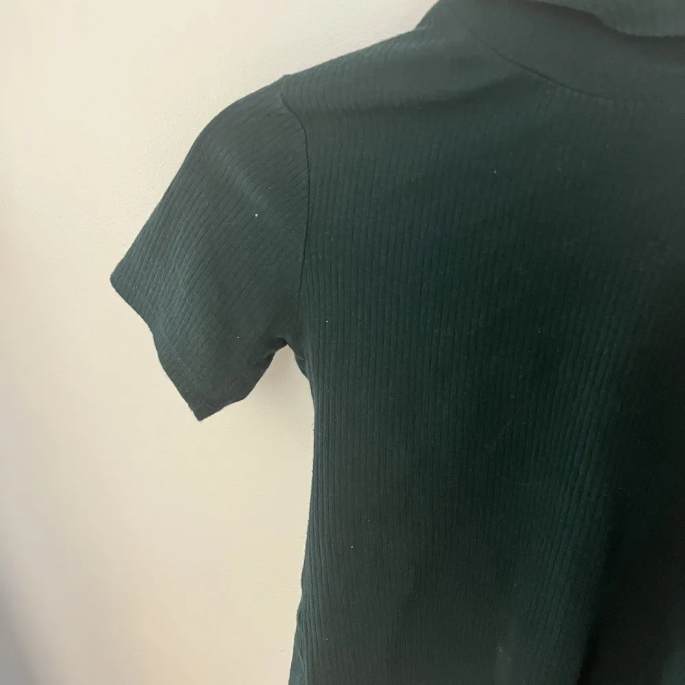 Säljer denna super fina kortärmade tröja med polo. Säljer den för att den inte kommer till så mycket användning längre.  Nästan aldrirg använd, utan defekter.  100 kr plus frakt  Dm för mer bilder 🤍. T-shirts.