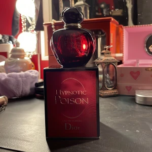 Dior parfym - Säljer denna parfymen som jag fick i julklapp då jag inte gillade doften❤️Den är i 50ml och har endast sprutat en gång med den!!❤️Köptes på kicks för 1240kr o säljer för 1000kr inkl frakt!❤️SPÅRBAR FRAKT